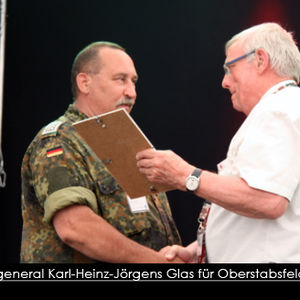 Brigadegeneral Karl-Heinz-Jörgens-Glas für Oberstabsfeldwebel Andress