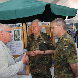 Brigadegeneral Klink und Herr Generalmajor Marlow, Kommandeuer Division schnelle Kräfte am Infostand