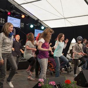 Schülerinnen und Schüler der Albert-SchweitzerSchule, Gießen bei einer Tanzvorführung