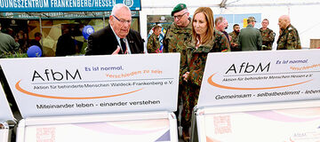 Landtagspräsidentin Wallmann mit Stellvertretendem Kommandeur Landeskommando, Oberst Felten, am Infostand der AfbM auf dem Hessentag. Fritzlar