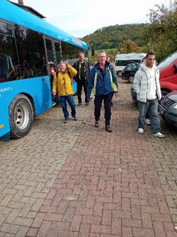 Teilnehmer vor dem Reisebus