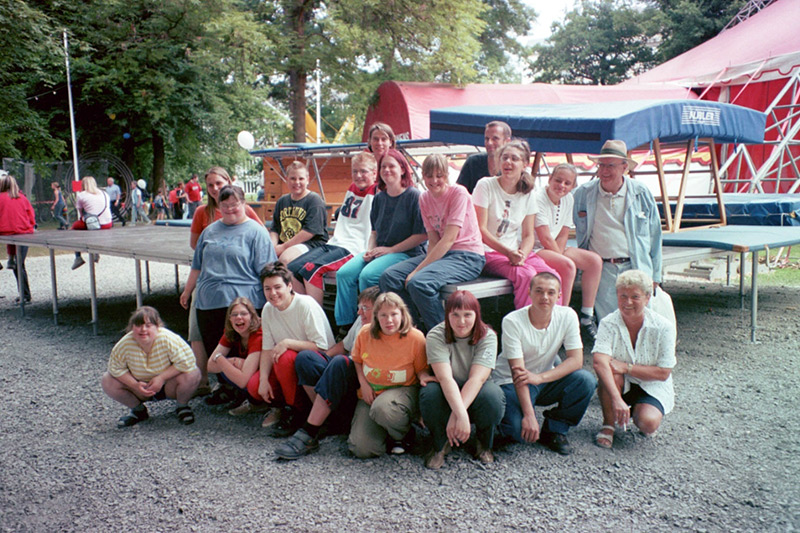 Schülerinnen und Schüler der Paul-Zimmermann-Schule aus Korbach, die beim Hessentag 2003 in Bad Arolsen ein von der AfbM Hessen e. V. gesponsortes Trampolin vorgeführt haben. Gruppenfoto