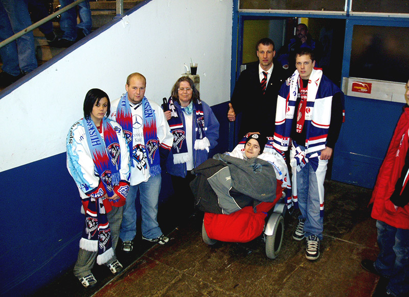 Die AfbM Waldeck - Frankenberg e.V. ermöglicht einem Fan (im Rollstuhl) den Besuch eines Eishockeyspieles der "Kassel Huskies" Gruppenfoto