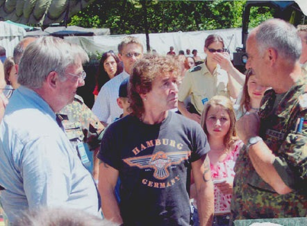 Hessentag 2005 in Weilburg: Peter Maffey besuchte den Stand der AfbM Hessen e. V.. von links: Präsident Jürgen Damm, Oberst a. D., Peter Maffey und Oberst Hans-Jürgen Folkerts